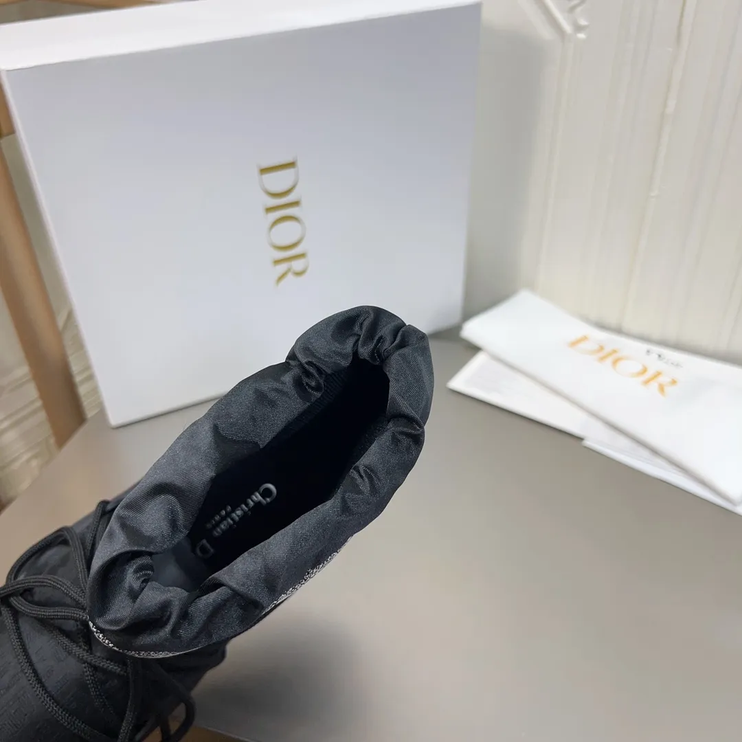 Men's shoes p600! The highest version on the market, Dior Dior's king style snow boots, ski boots, fat and cute, so cute →_→ from the DiorAlps limited series, unique. Shiny nylon Oblique print upper with criss-cross straps for an ideal fit. The technical fabric of the boot shaft, short-cut version, can be worn in the city or in the mountains. It makes the calf slimmer and taller, warm and concave. The boot shaft and sole are made of original waterproof padded lining. The embroidered fabric is original star ⭐ rubber non-slip thick sole and multi-module combination outsole. The size is 35-40. 41Customized